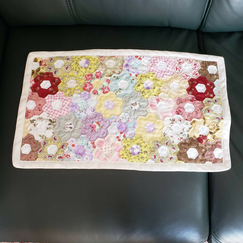 ヘキサゴンのパッチワーク・キルト☆お花のフリーマット(約47㎝×29