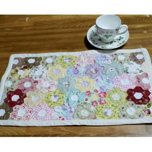 ヘキサゴンのパッチワーク・キルト☆お花のフリーマット(約47㎝×29