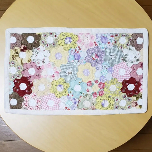 ヘキサゴンのパッチワーク・キルト☆お花のフリーマット(約47㎝×29