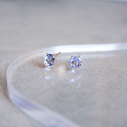 タンザナイトの一粒ピアス　４ｍｍ　つけっぱなしOK　サージカルステンレス　12月誕生石　小粒　金属アレルギー対応　天然石 3枚目の画像