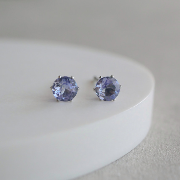 タンザナイトの一粒ピアス　４ｍｍ　つけっぱなしOK　サージカルステンレス　12月誕生石　小粒　金属アレルギー対応　天然石 2枚目の画像