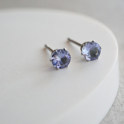 タンザナイトの一粒ピアス　４ｍｍ　つけっぱなしOK　サージカルステンレス　12月誕生石　小粒　金属アレルギー対応　天然石 4枚目の画像