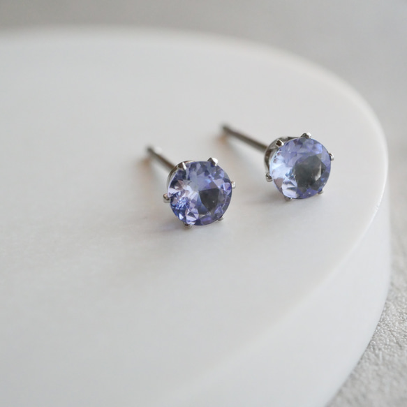 タンザナイトの一粒ピアス　４ｍｍ　つけっぱなしOK　サージカルステンレス　12月誕生石　小粒　金属アレルギー対応　天然石 4枚目の画像