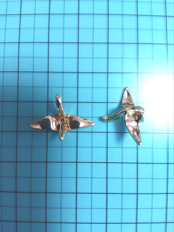 【送料無料】真鍮製チャーム 折鶴 2個 2枚目の画像