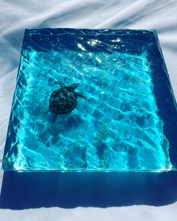 インテリアアートブロック　ラージ　エメラルドブルーの海とカメ　　スケルトン海　レジンアート　波紋　水紋 1枚目の画像