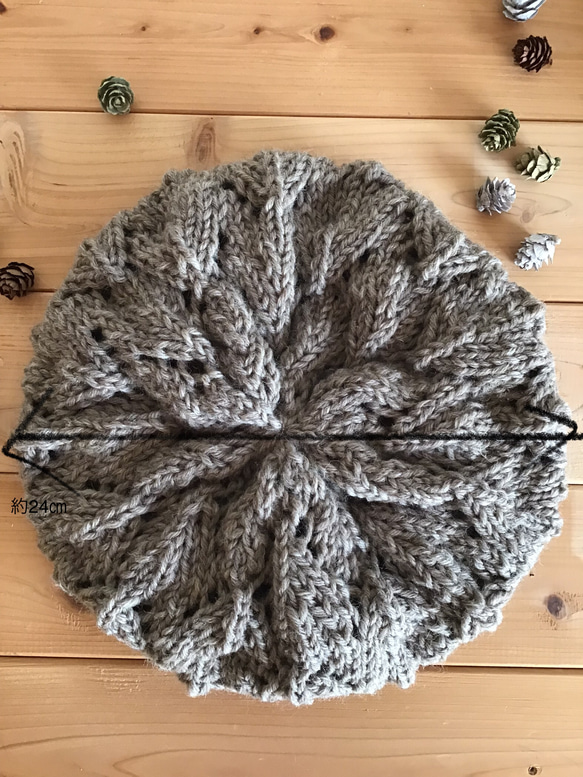 透かし編みのベレー帽 2枚目の画像