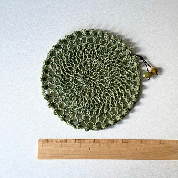 ［受注制作］macrame ⌘ kantha 珠飾りマクラメレースコースターØ11cm ［グリーン］ 3枚目の画像