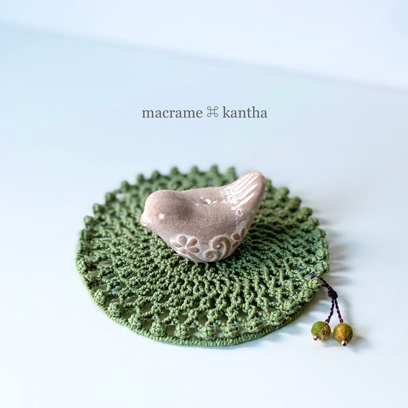 ［受注制作］macrame ⌘ kantha 珠飾りマクラメレースコースターØ11cm ［グリーン］ 4枚目の画像