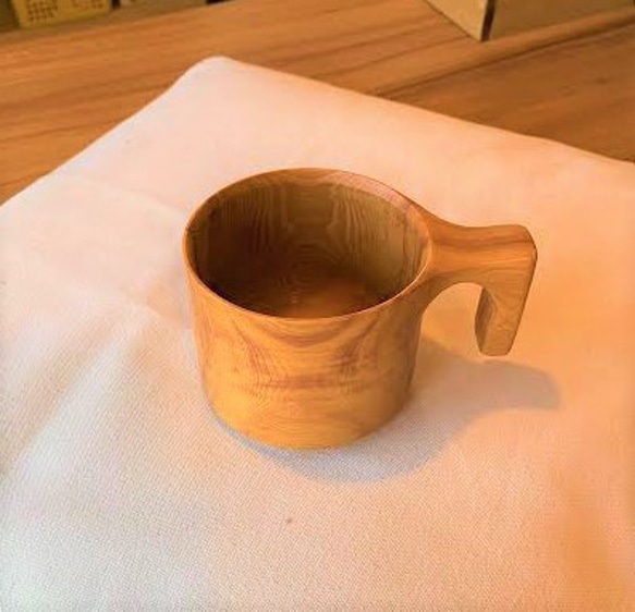 【☆人気です】たっぷり入る 木製マグカップ　wooden mag　銀杏　0049 2枚目の画像