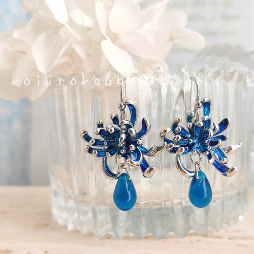 青い彼岸花のピアス（シルバータイプ） ピアス（フック