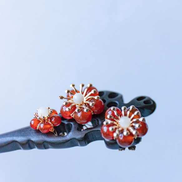 枝に咲く紅梅　天然石赤瑪瑙　木製かんざし　両面飾り　檀木　黒檀木 3枚目の画像
