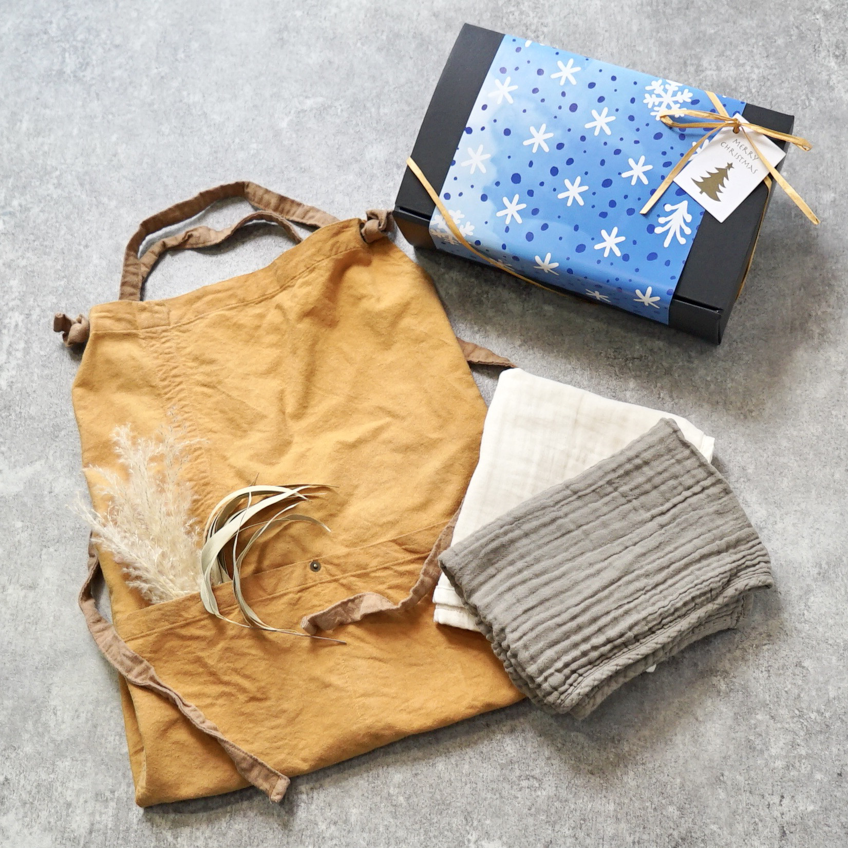 クリスマスギフト3点セット（BOXラッピング付き）/クロスエプロンオレンジ＋フェイスタオル2枚セット(生成り,カーキ)