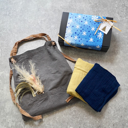聖誕禮物3件組（含包裝盒）/十字圍裙灰色+面巾2件套裝（黃色、海軍藍） 第1張的照片
