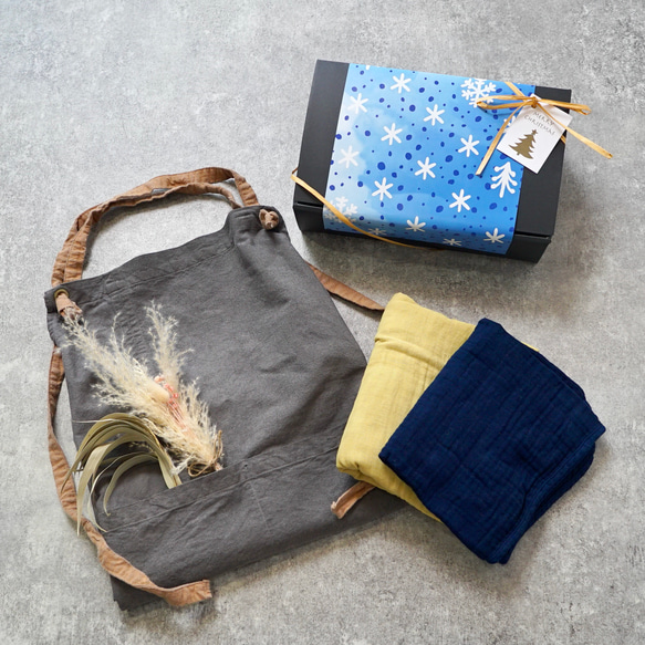 聖誕禮物3件組（含包裝盒）/十字圍裙灰色+面巾2件套裝（黃色、海軍藍） 第1張的照片