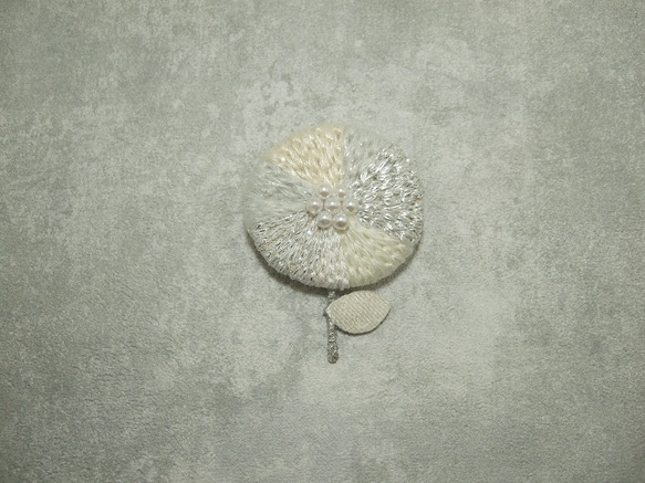 お花のブローチ　刺繍　モノトーン　パール 3枚目の画像