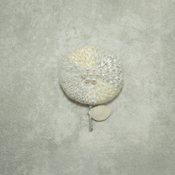 お花のブローチ　刺繍　モノトーン　パール 2枚目の画像