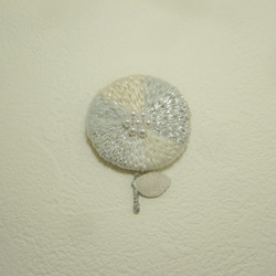 お花のブローチ　刺繍　モノトーン　パール 1枚目の画像
