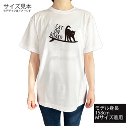 サーフ猫 サーフィンTシャツ 半袖カットソー 子猫の絵 サーフボードに乗っているイラスト 黒猫 cat 海に着ていく服 3枚目の画像