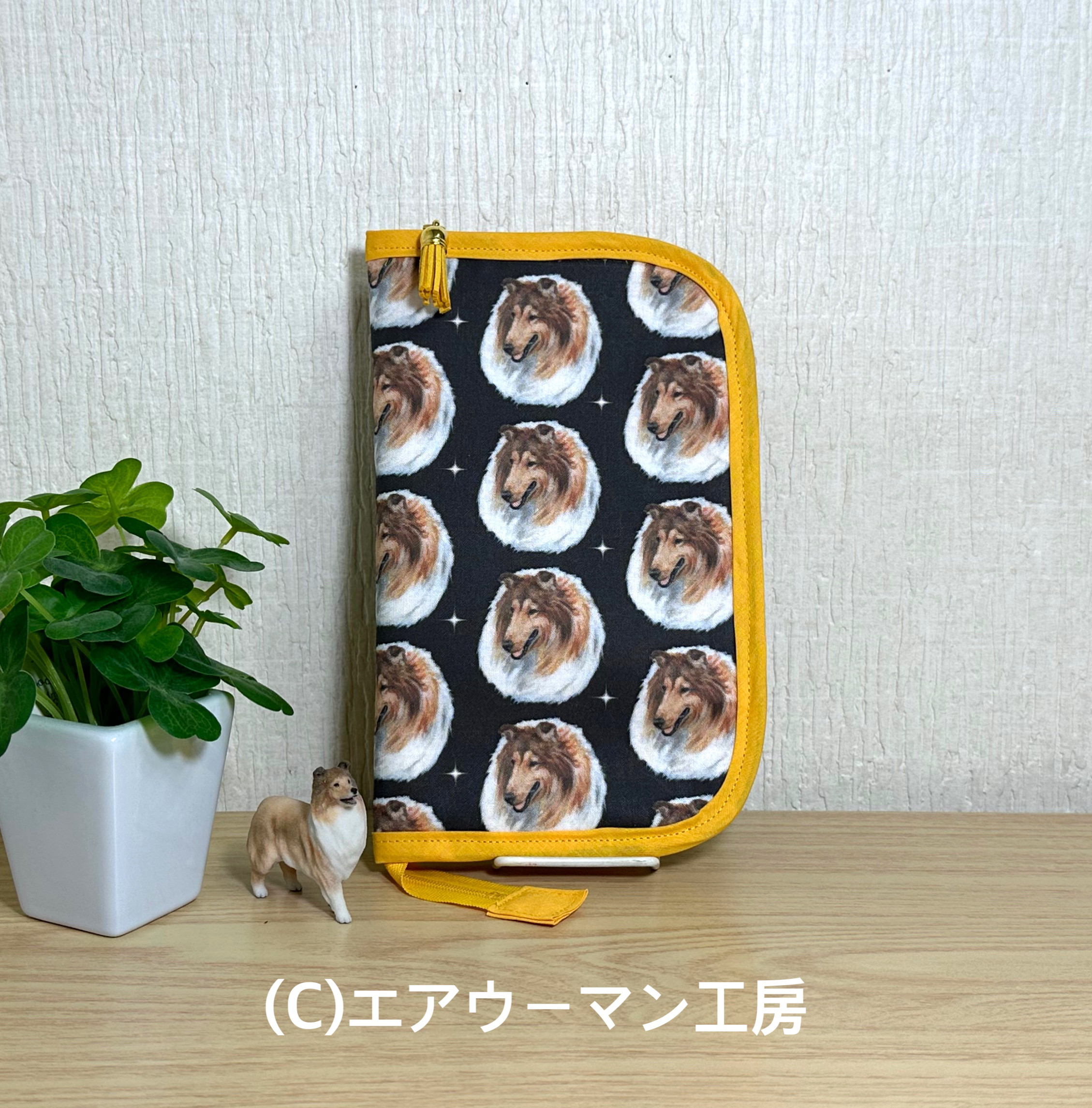 タッセル付き：セーブルのラフコリーの顔の柄の輸入生地で作ったお薬手帳や通帳が入るカード入れ付きファスナーマルチケース