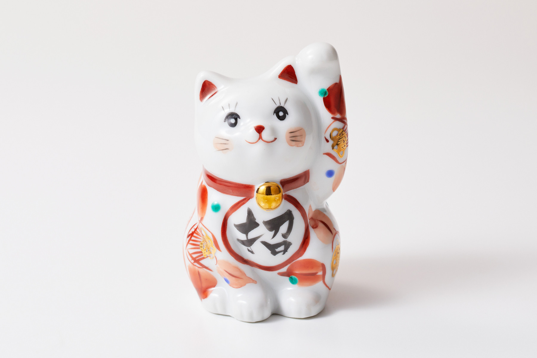 招き猫　赤絵椿