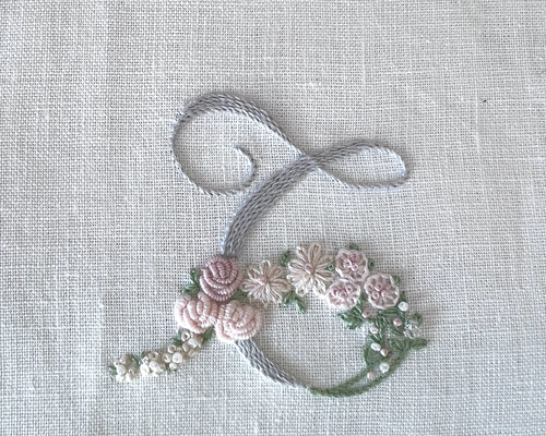♡限定特別価格♡フランスアンティーク　イニシャル手刺繍　ホワイトクッション Sold〜☆フランスアンティーク イニシャル 刺繍 トワルドジュイ
