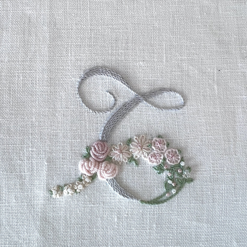 ♡限定特別価格♡フランスアンティーク　イニシャル手刺繍　ホワイトクッション イニシャル刺繍フリルクッションカバー(ダークグレー×ホワイト