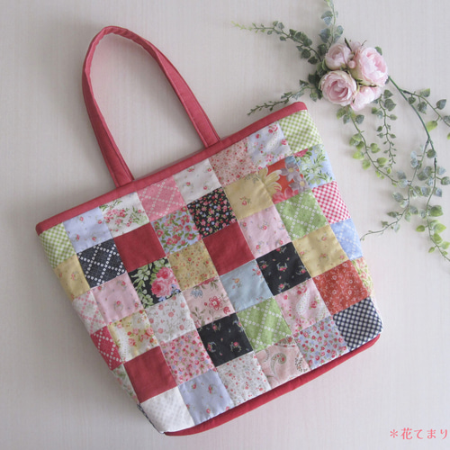 ノスタルジックなパッチワークキルトのバッグ トートバッグ 花てまり