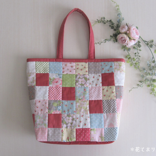 パッチワークキルトのトートバッグ(ハンドメイド) ノスタルジックなパッチワークキルトのバッグ トートバッグ 花てまり
