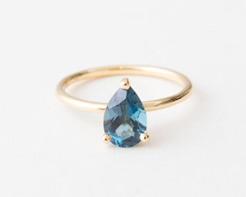 美品】K18 YG ロンドンブルートパーズ リング ケース付き ブルー