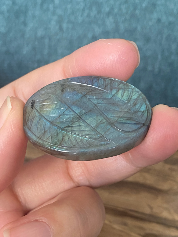 リーフカービング グリーングラデーション ラブラドライト ルース 33 天然石 6枚目の画像