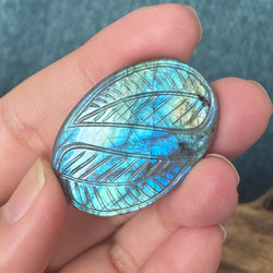 リーフカービング グリーングラデーション ラブラドライト ルース 33 天然石 9枚目の画像