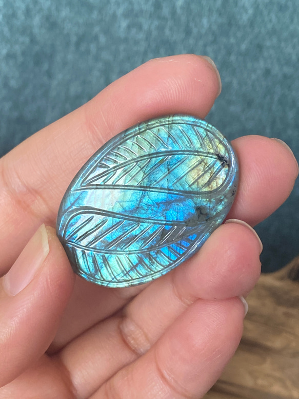 リーフカービング グリーングラデーション ラブラドライト ルース 33 天然石 9枚目の画像