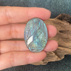 リーフカービング グリーングラデーション ラブラドライト ルース 33 天然石 2枚目の画像