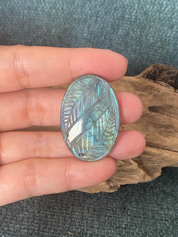 リーフカービング グリーングラデーション ラブラドライト ルース 33 天然石 2枚目の画像