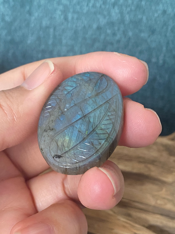 リーフカービング グリーングラデーション ラブラドライト ルース 33 天然石 4枚目の画像
