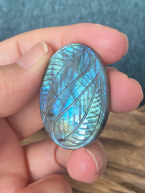 リーフカービング グリーングラデーション ラブラドライト ルース 33 天然石 3枚目の画像