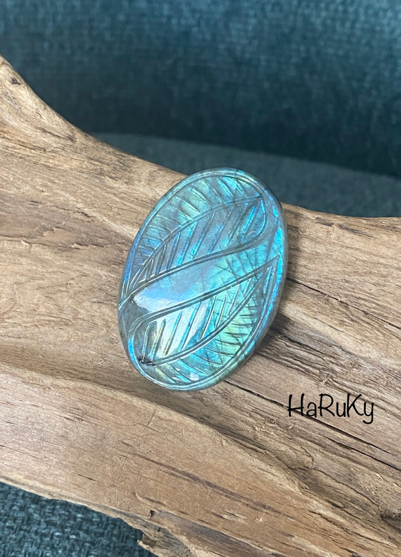 リーフカービング グリーングラデーション ラブラドライト ルース 33 天然石 1枚目の画像