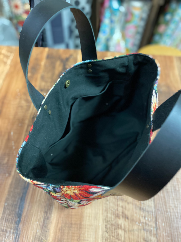 ゴブラン織りと革のトートバッグSサイズ　黒花柄 3枚目の画像