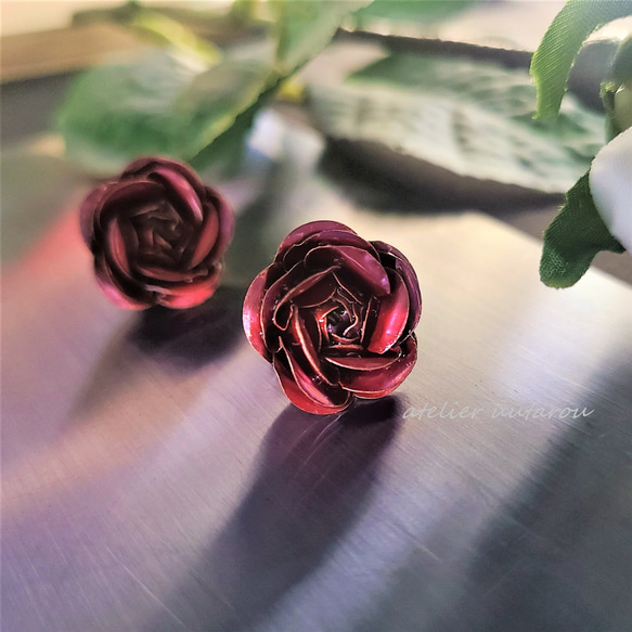 Creema限定 伝統技法「緋銅」で作った薔薇のチタンピアス 「mina」11月号・「naturela」秋冬号掲載 1枚目の画像