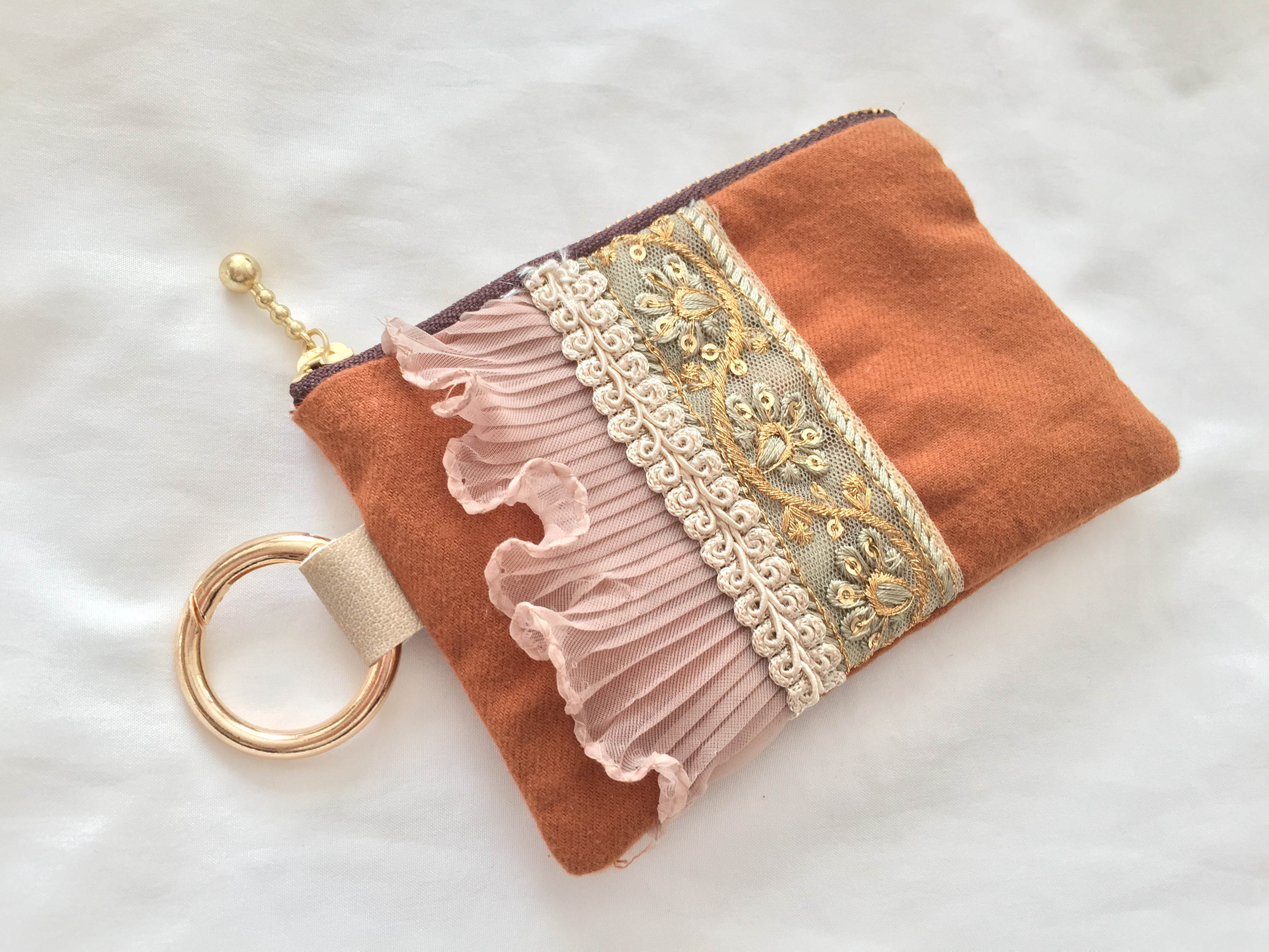 【海外インポート】カラフルな装飾のかごバッグ　ファスナー　りぼん　ブラウン 海外インポート】カラフルな装飾のかごバッグ ファスナー りぼん