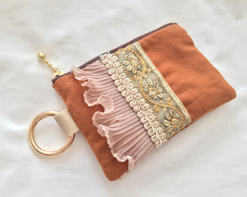 【海外インポート】カラフルな装飾のかごバッグ　ファスナー　りぼん　ブラウン インド刺繍 リボン ファスナーポーチ カラビナ付き ブラウン