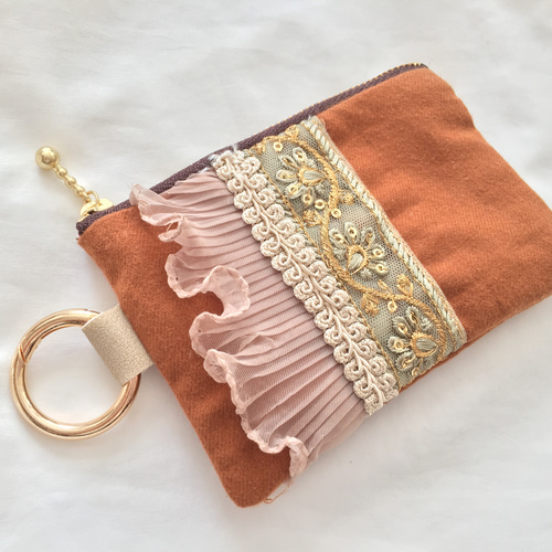 【海外インポート】カラフルな装飾のかごバッグ　ファスナー　りぼん　ブラウン インド刺繍 リボン ファスナーポーチ カラビナ付き ブラウン