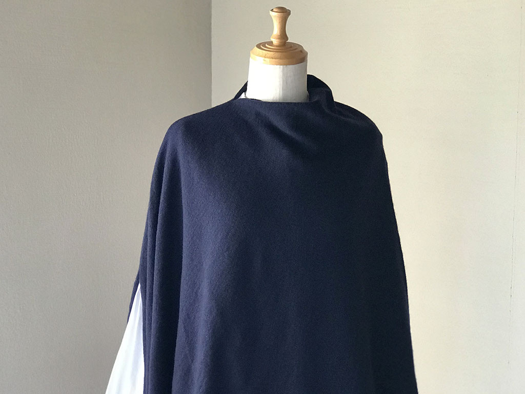 温度を纏う 純カシミヤの２way ふわふわケープマフラー　ネイビー
