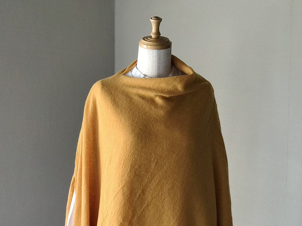 温度を纏う 純カシミヤの２way ふわふわケープマフラー　マスタード