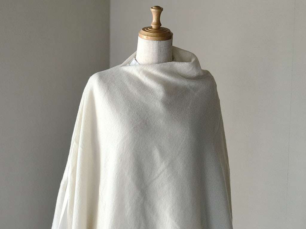 温度を纏う 純カシミヤの２way ふわふわケープマフラー　ホワイト