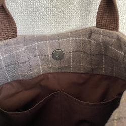 ウール　ブラウンの格子柄の丸いラインのトートバッグ 4枚目の画像