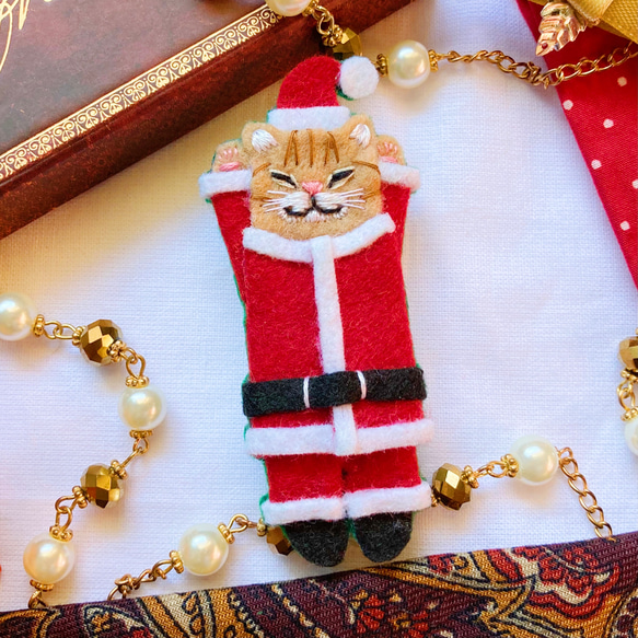 ●12/3締切●受注販売【おめかしおねむねこミニブローチ】クリスマス猫ちゃん（フェルト・刺繍・インテリア・冬） 2枚目の画像