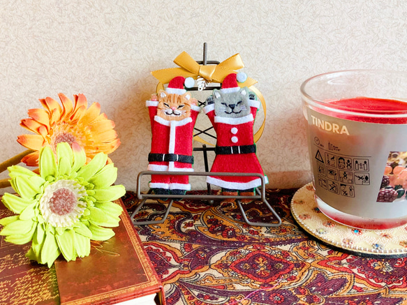 ●SOLD OUT●一点物【おめかしおねむねこミニブローチ】茶トラちゃん（猫・フェルト・サンタクロース・クリスマス） 6枚目の画像