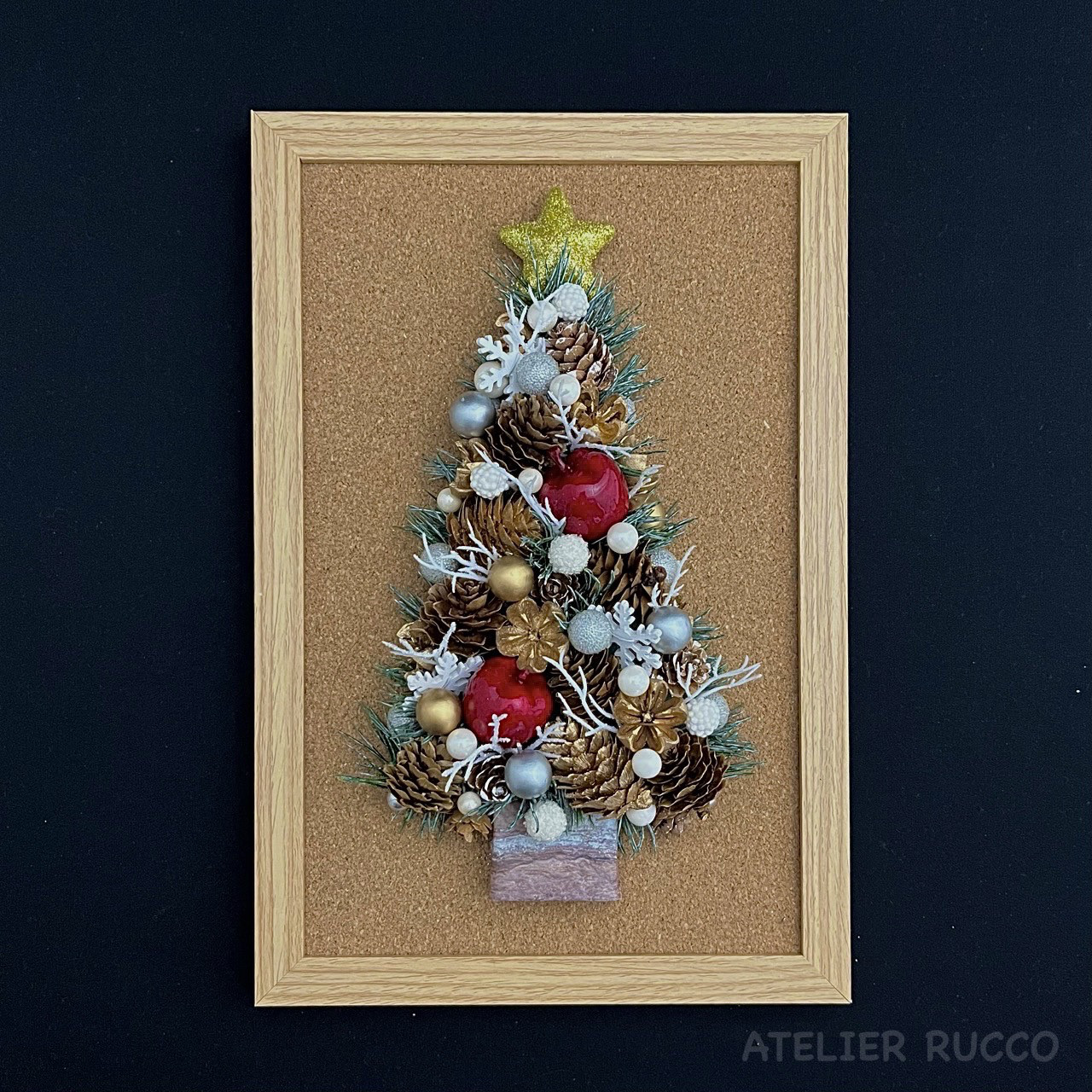 淡いゴールドのポインセチアとクリスマスローズのリース  クリスマスリース 淡いゴールドのポインセチアとクリスマスローズのリース