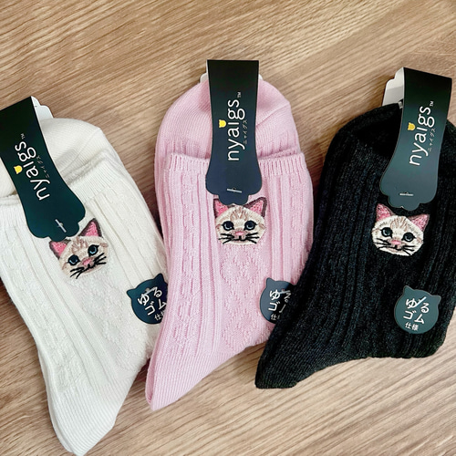 毛並みまで感じる猫刺繍靴下| シャムとら猫 ペクちゃん 靴下 Reona